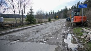 Tych dziur nie da się ominąć nawet slalomem. Droga w Kościelisku w fatalnym stanie