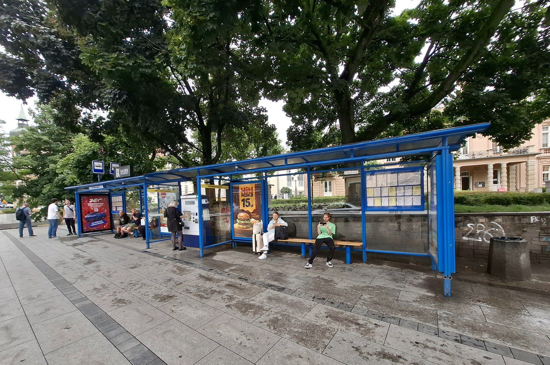 Przystanek tramwajowo-autobusowy &#34;Teatr Słowackiego 01&#34; w Krakowie. Pod jedną wiatą tramwaj i autobus, pod drugą – rozkłady jazdy. Zarząd Transportu Publicznego w Krakowie obiecał przyjrzeć się sytuacji.