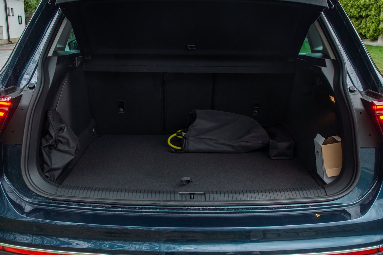 Również w Volkswagenie Tiguanie hybryda zabiera miejsce w bagażniku: zamiast 520 l mamy 476 l. A trzeba odliczyć przestrzeń na kable!