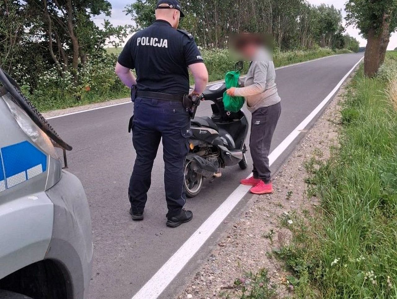 Kobieta złapana na jeździe junakiem po pijaku lekceważąco wyrzuciła ustnik. Policjanci dołożyli jej za to 500 zł