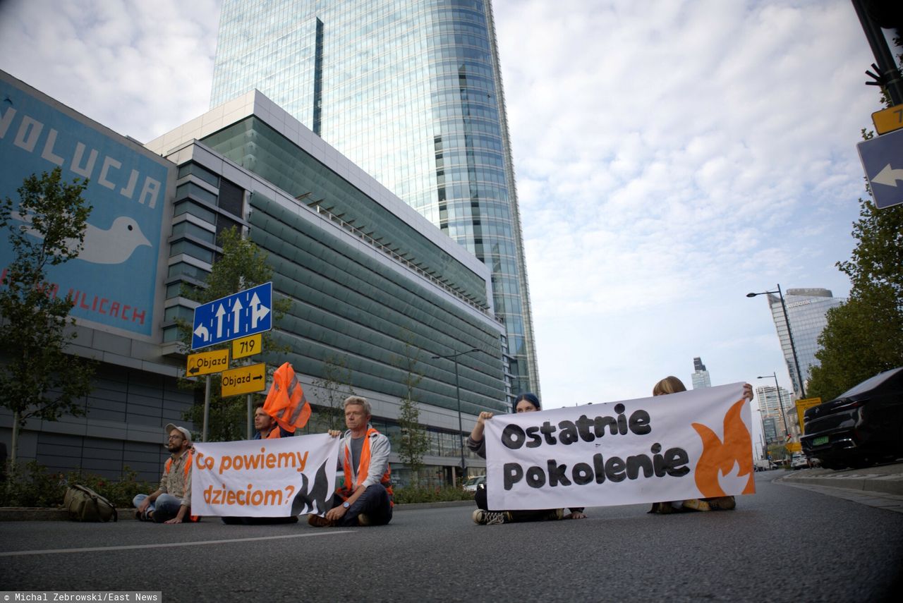 Ostatnie Pokolenie blokuje ulice w centrum Warszawy