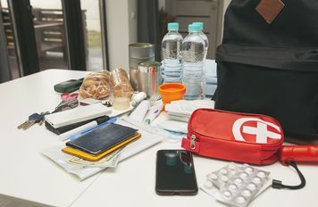 Nie tylko leki przeciwbólowe. To powinno znaleźć się w plecaku ewakuacyjnym