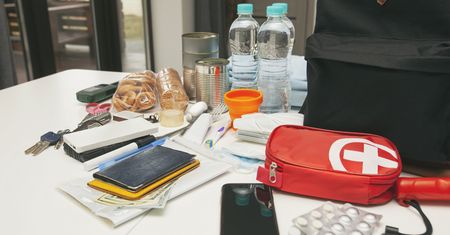 Nie tylko leki przeciwbólowe. To powinno znaleźć się w plecaku ewakuacyjnym