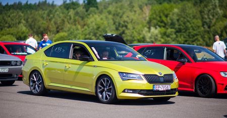 Skoda szybsza niż Porsche, ale z zewnątrz tego nie widać