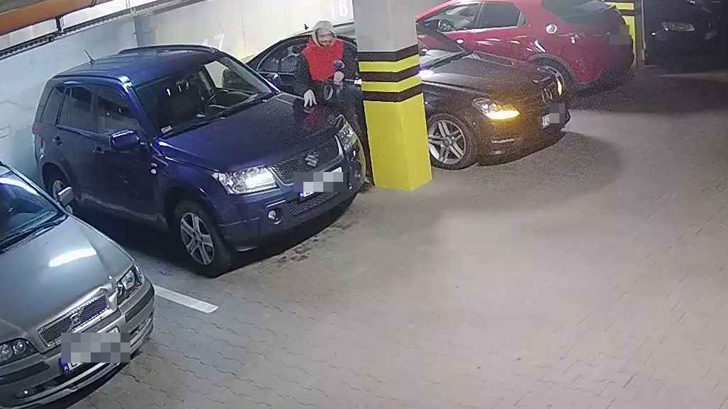 Wybił szybkę w mercedesie, po czym ukradł z niego rzeczy osobiste