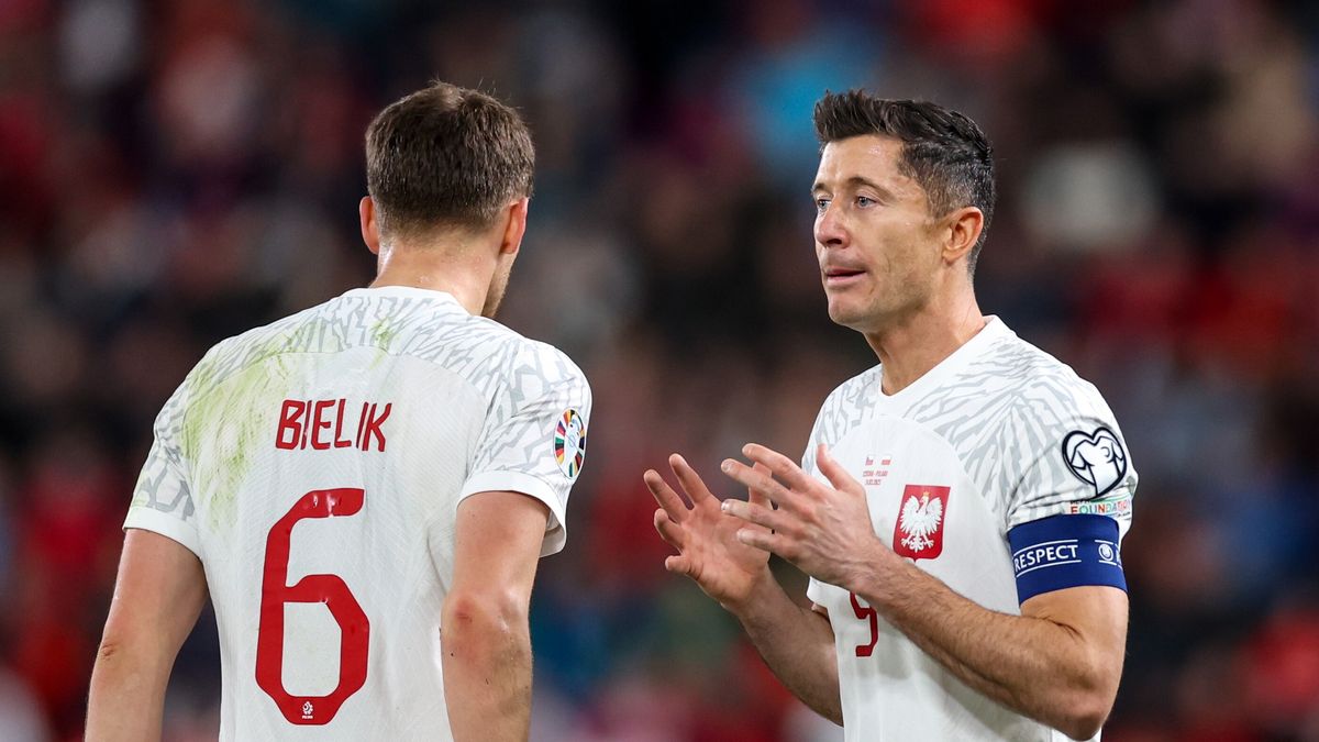 Robert Lewandowski of Poland (R) reacts during the UEFA EURO 2024 qualification match between Czech Republic and Poland in Prague, Czech Republic, 24 March 2023. EPA/MARTIN DIVISEK Dostawca: PAP/EPA.