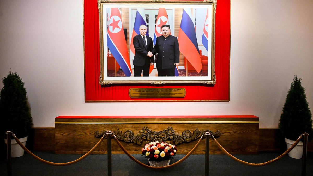 Wystawa p�?nocnokorea?skiej sztuki wojennej w MoskwieA huge photo of Russian President Vladimir Putin and North Korean leader Kim Jong Un meeting each other in Pyongyang on June 19, 2024, is seen during North Korean arts exhibition in Moscow on October 2, 2025. North Korean soldiers and their Russian "comrades" facing the Ukrainian army, portraits of leader Kim Jong Un, or the preparation of kimchi: an exhibition of North Korean paintings in Moscow illustrates the increasingly close ties with Pyongyang. With astonishing realism, the oil painting "For a Brother in Arms" captures the visitor with its Pyongyang soldiers in the heat of battle, machine guns in hand and enthusiasm evident. Further on, a canvas depicts the brotherhood between Russian and North Korean soldiers with flags flying. Other artists depict missile launchers or fighter jets striking an island. (Photo by Alexander NEMENOV / AFP) / RESTRICTED TO EDITORIAL USE - MANDATORY MENTION OF THE ARTIST UPON PUBLICATION - TO ILLUSTRATE THE EVENT AS SPECIFIED IN THE CAPTIONALEXANDER NEMENOV