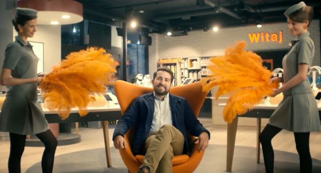 Czerwony dywan, chór i wachlarze dla klientów w reklamie Orange Love dla Firm (wideo)