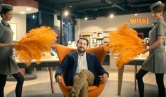 Czerwony dywan, chór i wachlarze dla klientów w reklamie Orange Love dla Firm (wideo)