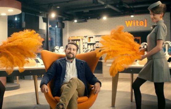 Czerwony dywan, chór i wachlarze dla klientów w reklamie Orange Love dla Firm (wideo)