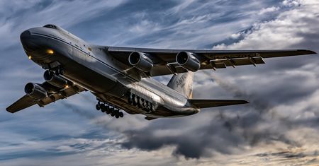 Jeden z największych samolotów świata wylądował w Polsce. Gigant pojawił się niespodziewanie pod Poznaniem