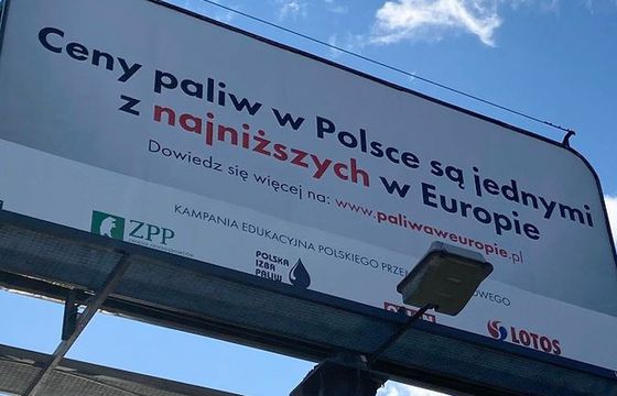„Ceny paliw w Polsce są jednymi z najniższych w Europie” na billboardach od Orlenu, Lotosu i organizacji branżowych