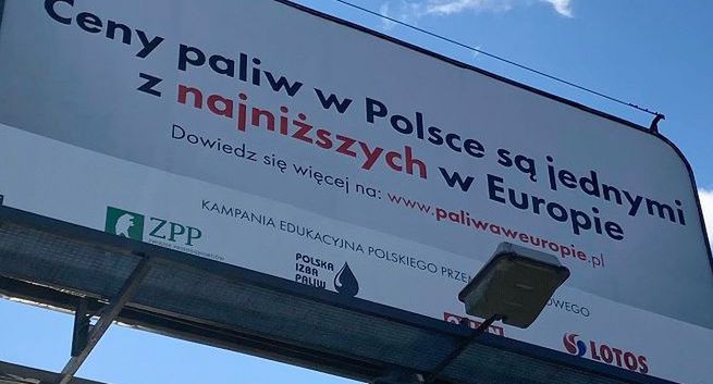 „Ceny paliw w Polsce są jednymi z najniższych w Europie” na billboardach od Orlenu, Lotosu i organizacji branżowych
