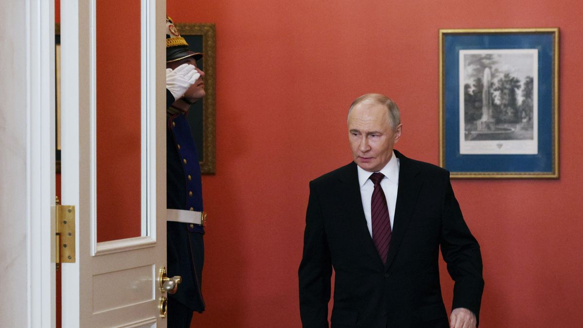 Russia is proposing to Ukraine to resume direct negotiations
epa12090147 Russian President Vladimir Putin arrives to make a statement to the media at the Kremlin in Moscow, Russia, 11 May 2025. Putin stated that Russia is proposing to Ukraine to resume direct negotiations, interrupted in 2022, without preconditions on 15 May in Istanbul.  EPA/GAVRIIL GRIGOROV / SPUTNIK / KREMLIN POOL MANDATORY CREDIT 
Dostawca: PAP/EPA.
GAVRIIL GRIGOROV / SPUTNIK / KREMLIN POOL
negotiation, Russia, Ukraine, conflict, politics