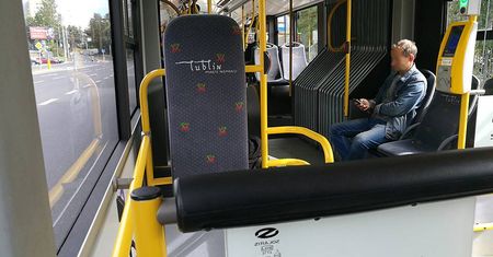 Mężczyzna rozebrał się do naga w autobusie linii nr 10. Położył się na podłodze i krzyczał