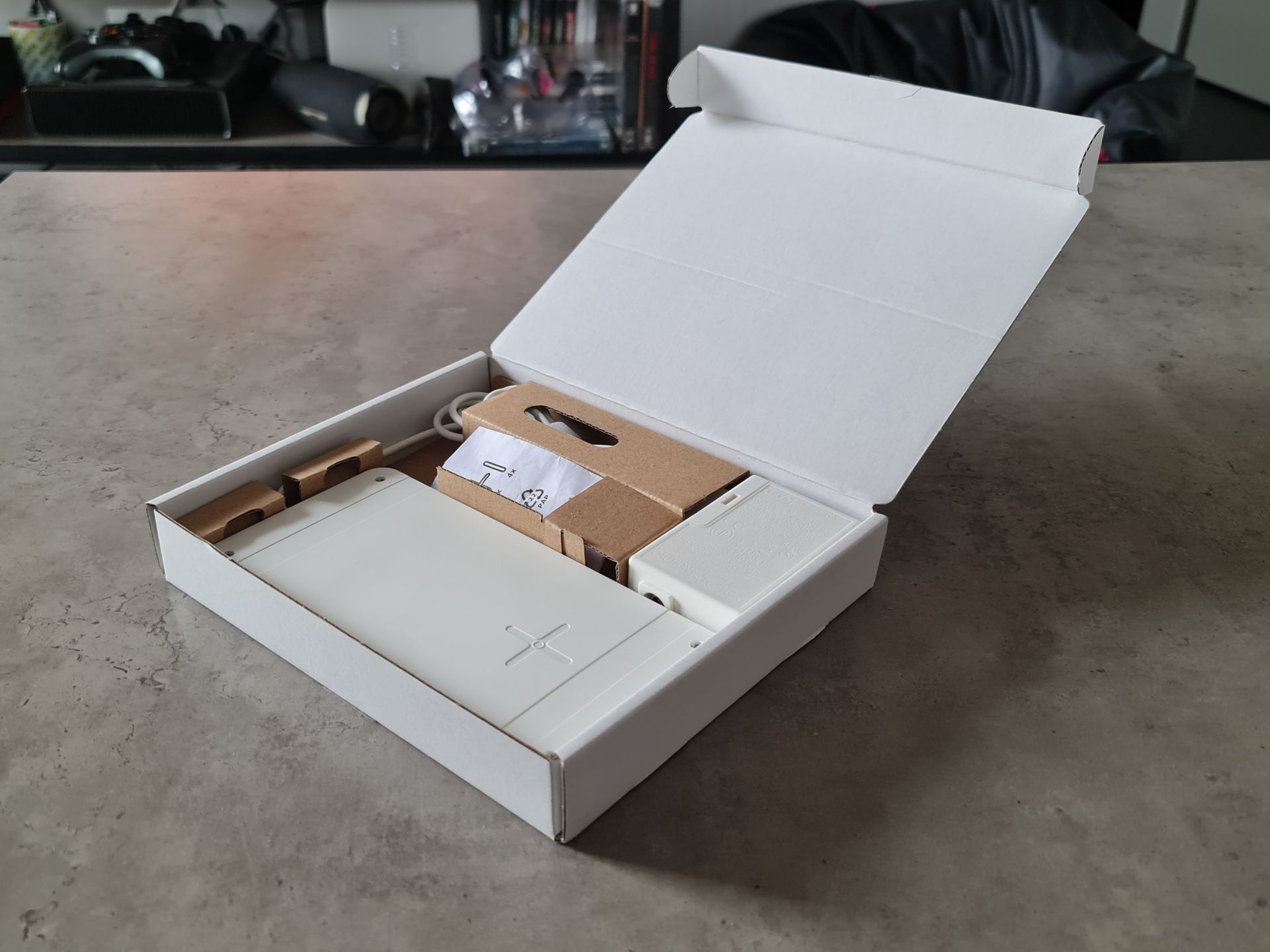 Ładowarka indukcyjna Ikea Sjomarke. Kładziesz smartfon na stół i dzieje się magia 2