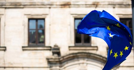 Komplikacje dla Polski z powodu 5G? Komisja Europejska interweniuje w sprawie UKE