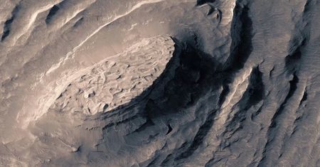 Ten film poklatkowy powstał ze zdjęć NASA i pokazuje... strukturę Marsa