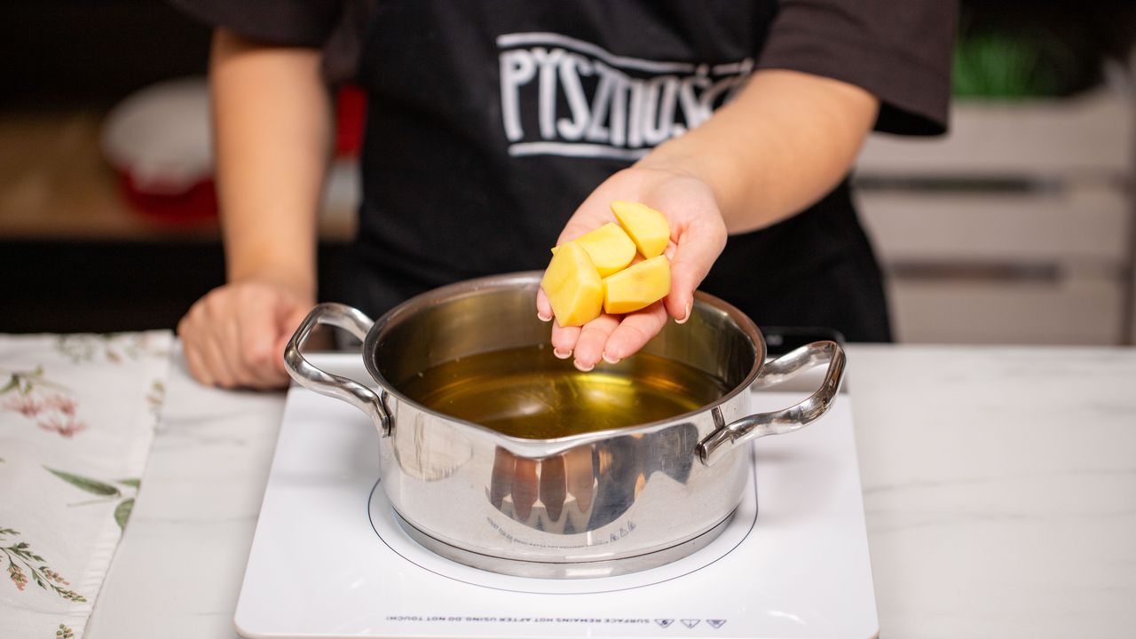 Smażysz pączki? Wykorzystaj babciny patent z ziemniakiem, a nie pożałujesz