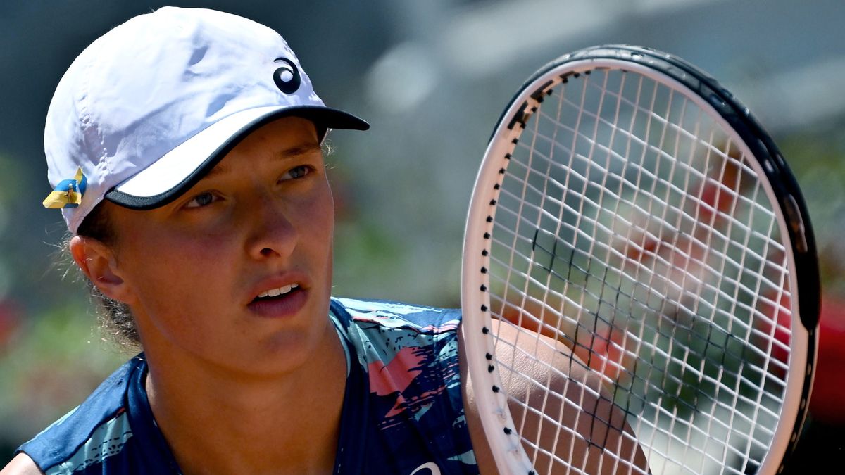 Iga Swiatek of Poland, wearing a ribbon featuring the colors of Ukraine's flag attached to her hat, in action during her women's singles round of 16 match against Victoria Azarenka of Belarus at the Italian Open tennis tournament in Rome, Italy, 12 May 2022. EPA/ETTORE FERRARI Dostawca: PAP/EPA.
