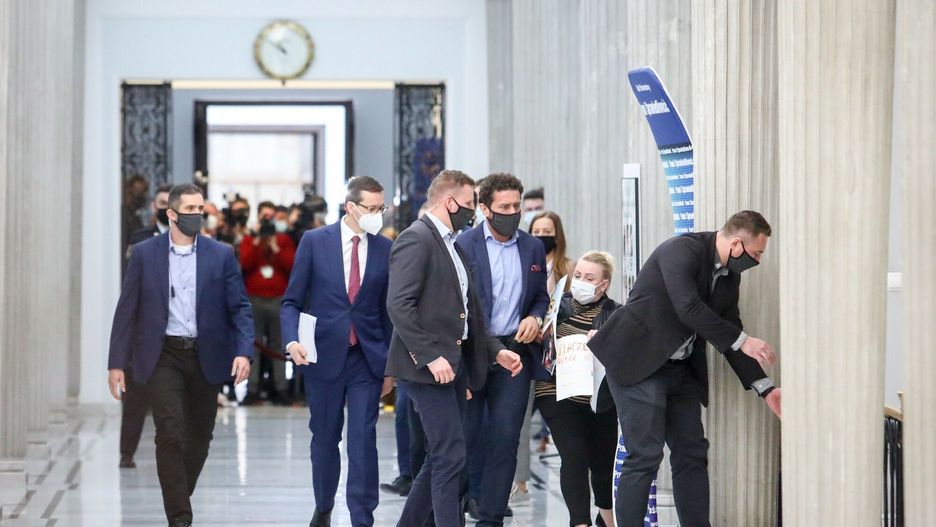 Michał Dworczyk przeprasza Iwonę Hartwich. Bukiet kwiatów i zaproszenie na spotkanie