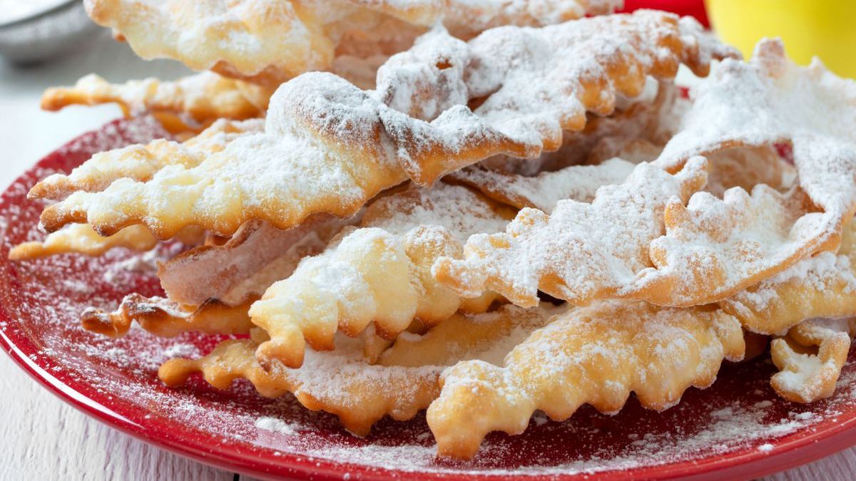 Chrupiące faworki – smażone czy z piekarnika?