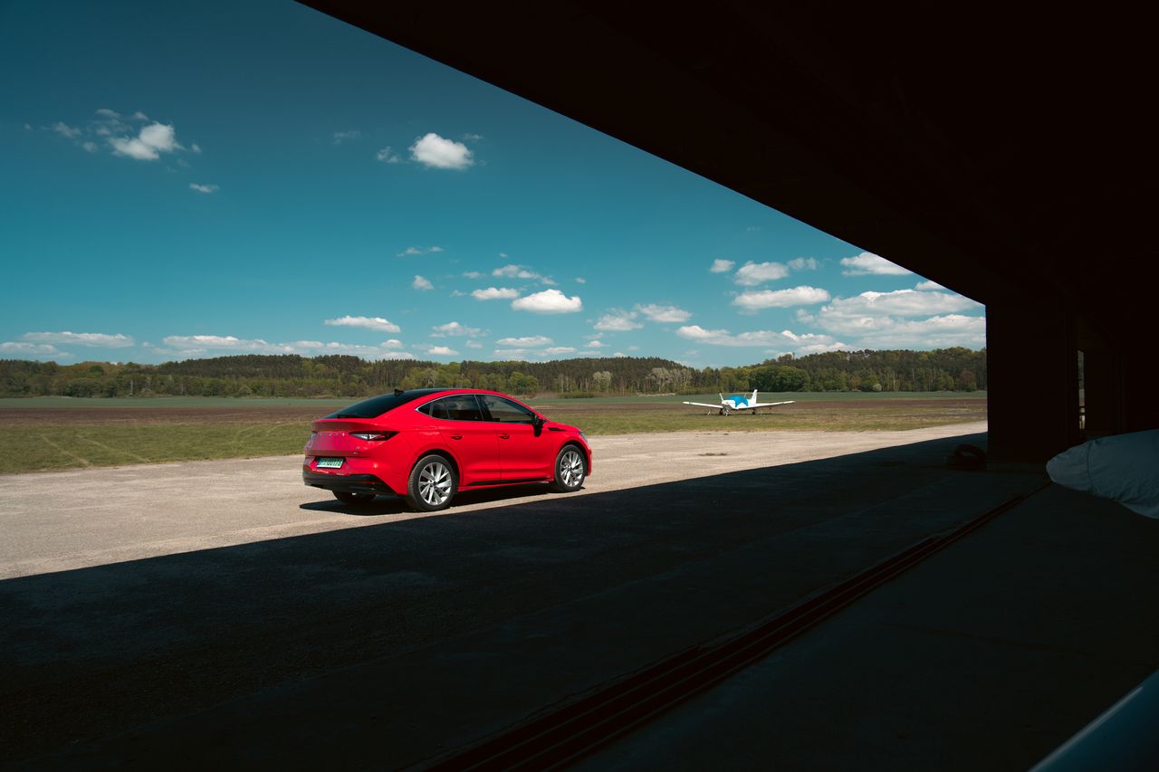 Škoda Enyaq Coupé i utalentowana polska pilotka w pasjonującym duecie