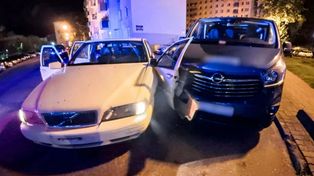Pościg za pijanym kierowcą volvo. Rozbił auta i uderzył w radiowóz
