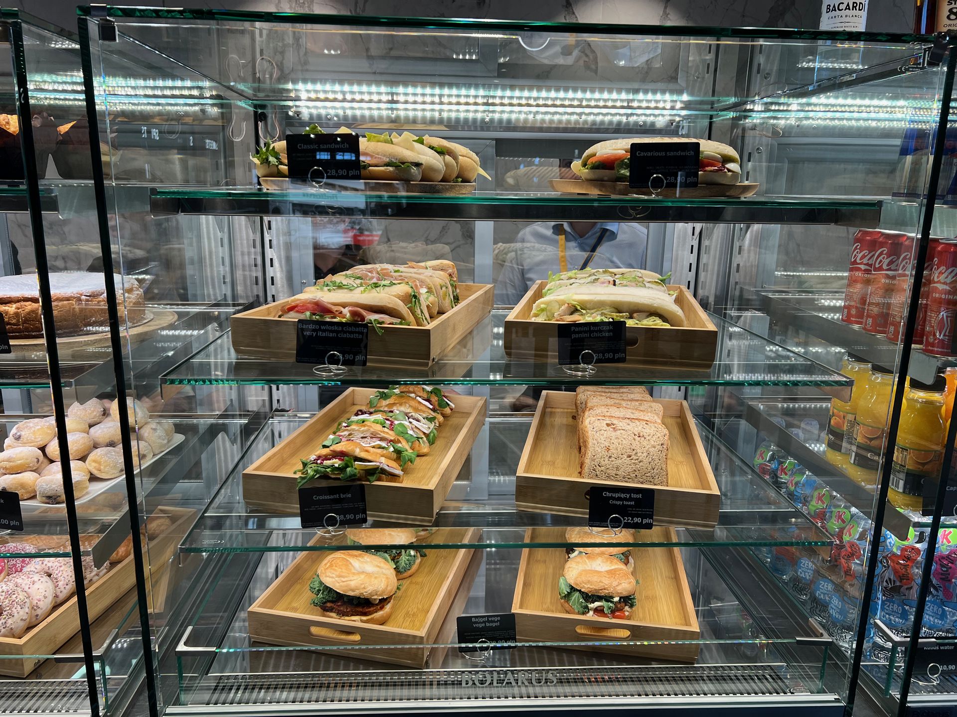 W jednym z punktów gastronomicznych kanapki, bajgle i croissanty wyceniono na jedną kwotę - 28,9 zł