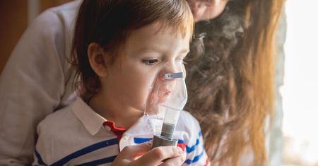 Pojawia się u dzieci i atakuje ich układ oddechowy. Krztusiec znów groźny – coraz więcej przypadków choroby w Polsce
