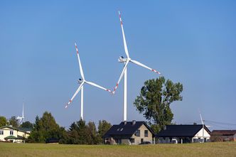 PiS kończy walkę z wiatrakami. Mają przynieść tańszy prąd w gminach. Jest jedno "ale"
