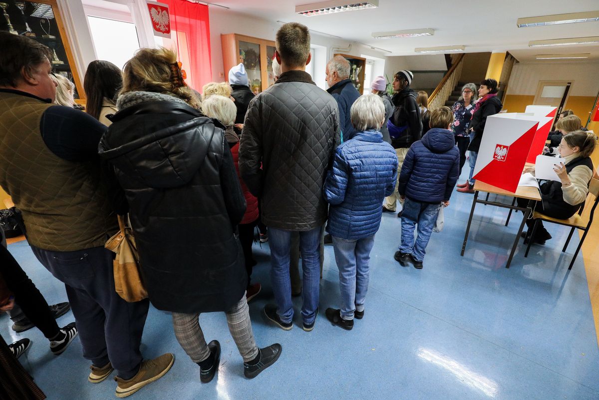 Вибори у Польщі: екзитпол дає перемогу опозиції за рекордної явки виборців