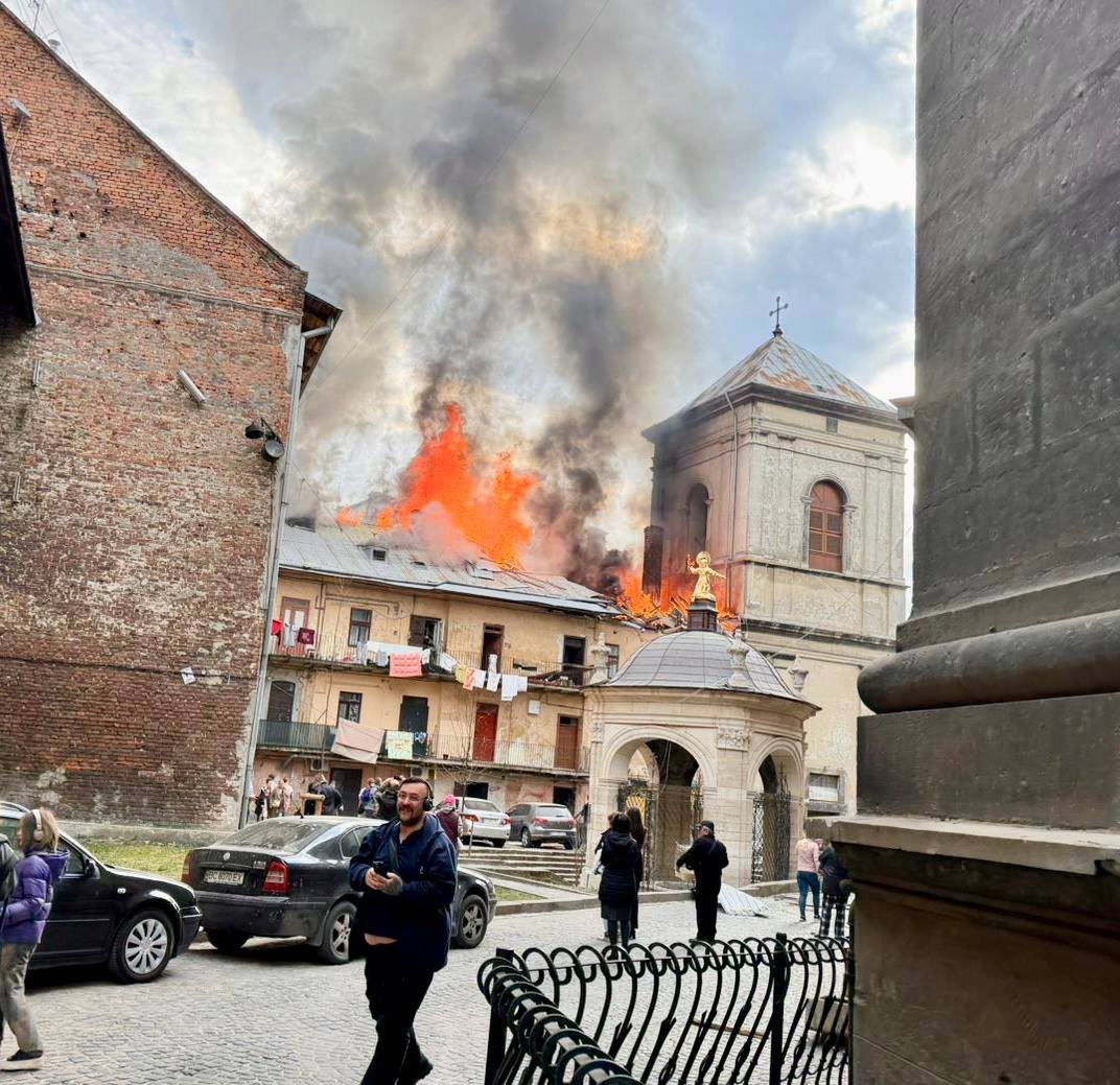 Rosjanie uderzyli w samym centrum Lwowa. Pokazano nagranie