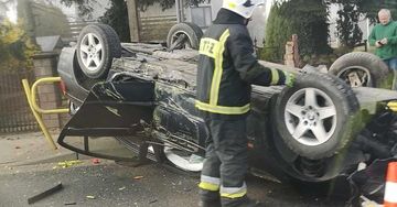 Auto dachowało na drodze krajowej