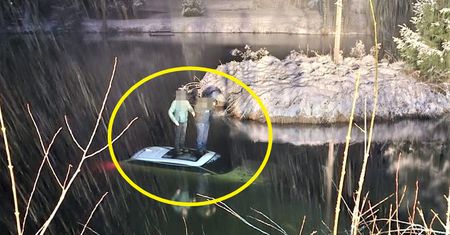 Wylądowali w stawie swoim bmw. Kierowca i pasażer czekali na dachu