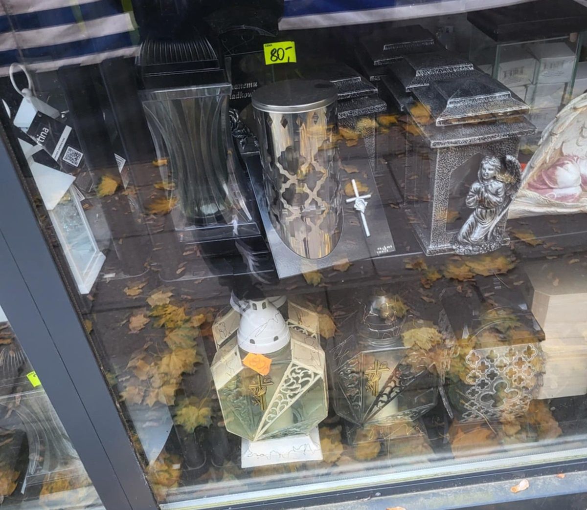 Ceny zniczy na cmentarzu przy ul. Wałbrzyskiej.