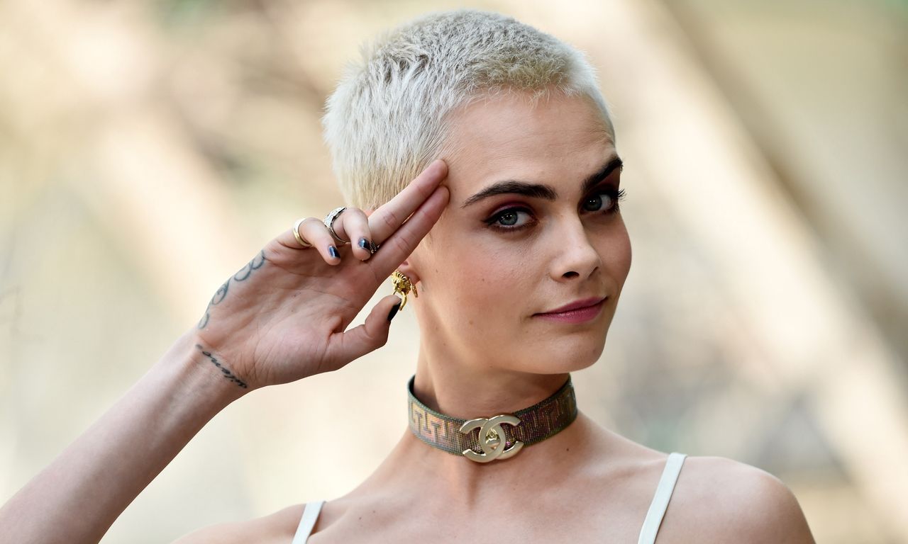 Cara Delevingne w krótkich włosach