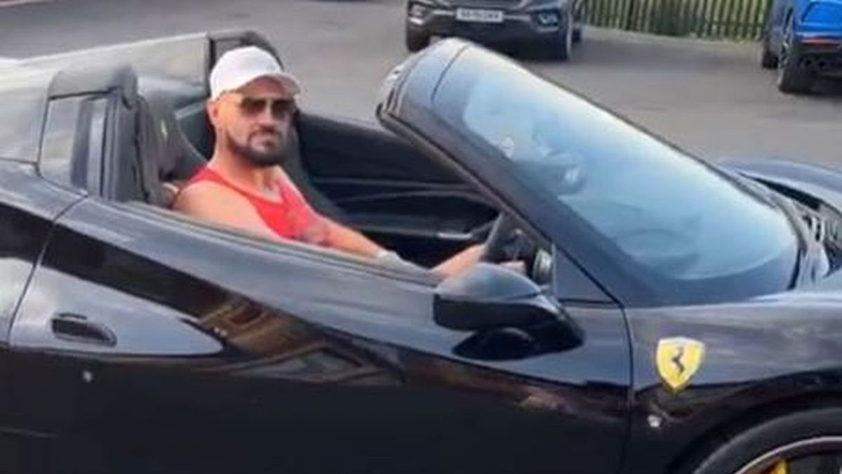 Tyson Fury w luksusowym Ferrari