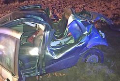 Auto uderzyło dachem w drzewo. 26-latek trafił do szpitala