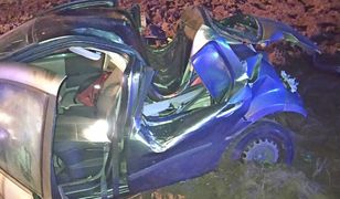 Auto uderzyło dachem w drzewo. 26-latek trafił do szpitala