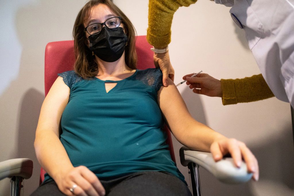 Wszyscy czekają na kluczową informację. Ministerstwo Zdrowia "chowa głowę w piasek"