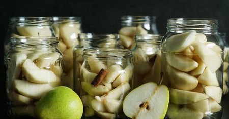 Na chwilę zanurz w tym gruszki. W kompocie nie zmienią koloru