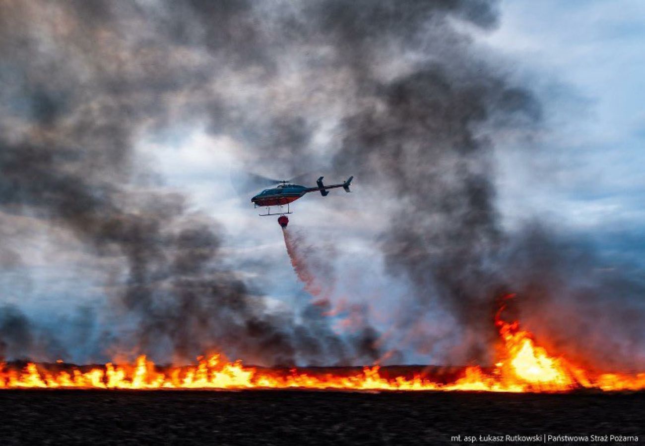 Akcja gaśnicza trwa. Żołnierze WOT i dron Bayraktar nad Biebrzą