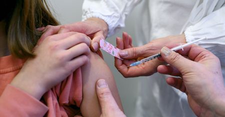 Szczepienie przeciw COVID-19. Wkrótce decyzja ws. trzeciej dawki dla dzieci i młodzieży w wieku 18-12 lat