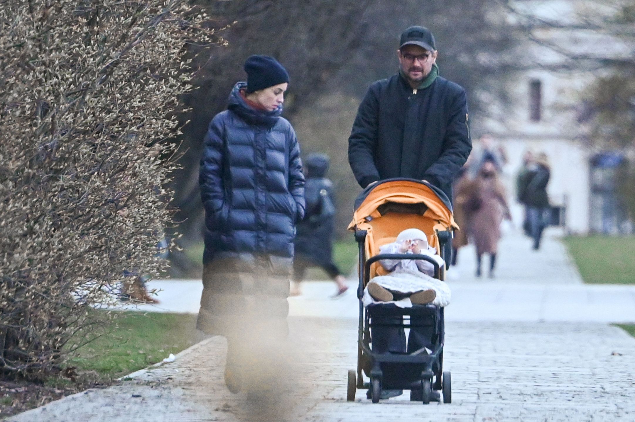 Agnieszka Więdłocha i Antoni Pawlicki z córką w parku