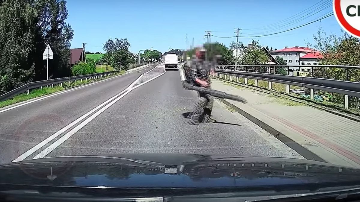 Pijany mężczyzna zataczał się na drodze. Nagranie z Podkarpacia