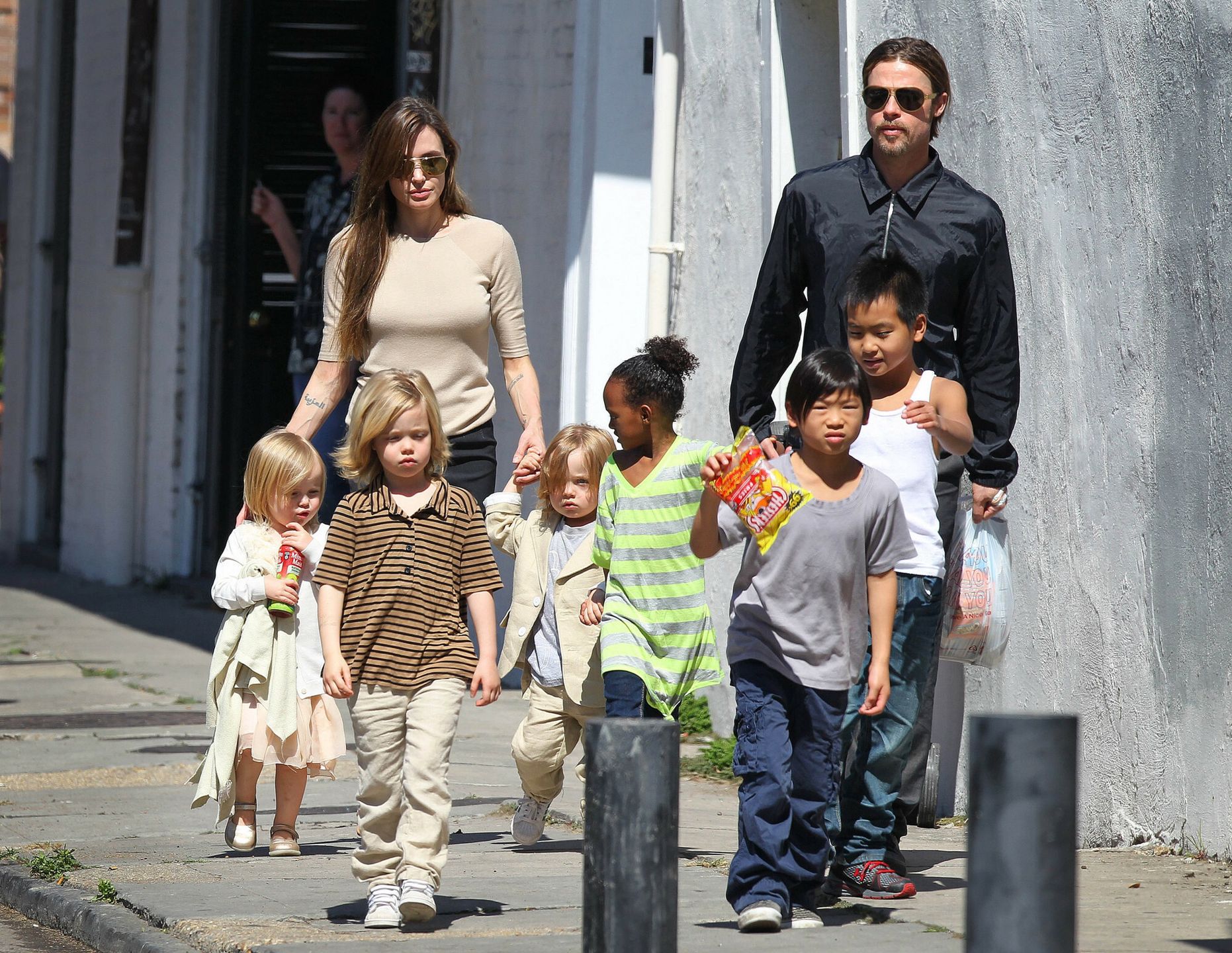 Angelina Jolie i Brad Pitt z dziećmi