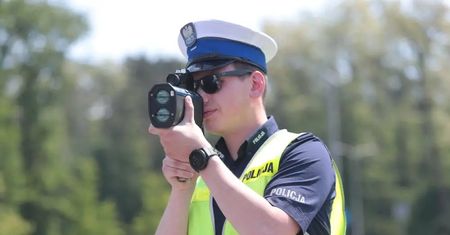Ostrzegał przed kontrolą prędkości. Zamigał światłami policji