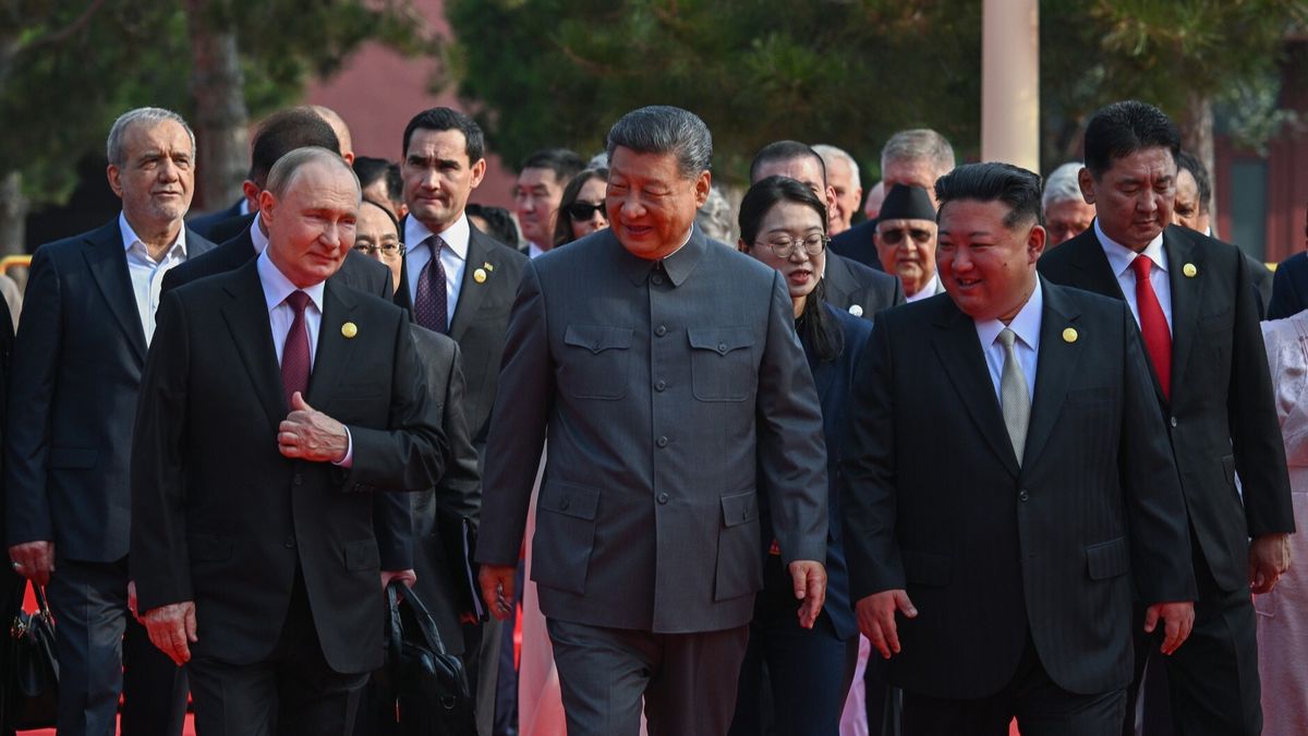 BEIJING, CHINA - SEPTEMBER 3: (----EDITORIAL USE ONLY - MANDATORY CREDIT - 'SERGEY BOBYLEV / HOST PHOTO AGENCY RIA NOVOSTI / HANDOUT' - NO MARKETING NO ADVERTISING CAMPAIGNS - DISTRIBUTED AS A SERVICE TO CLIENTS----) China's President Xi Jinping (C), North Korea's leader Kim Jong Un (2nd R) and Russia's President Vladimir Putin (2nd L) arrive for a reception in the Great Hall of the People, following a military parade marking the 80th anniversary of victory over Japan and the end of World War II, in Beijing on September 3, 2025. (Photo by Sergey Bobylev / RIA Novosti/Anadolu via Getty Images)