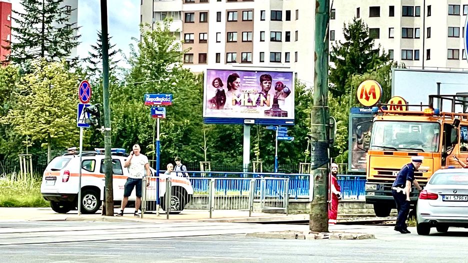 Warszawa. Poranny paraliż komunikacji w okolicach metra Wierzbno. Tramwaje trzeba było skierować na inne trasy, pasażerowie musieli przesiąść się do zastępczych autobusów, bo żuraw ciężarówki zerwał trakcję (Rafał Suś)